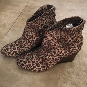 Impo stretch Tabitha leopard ankle boots 7.5